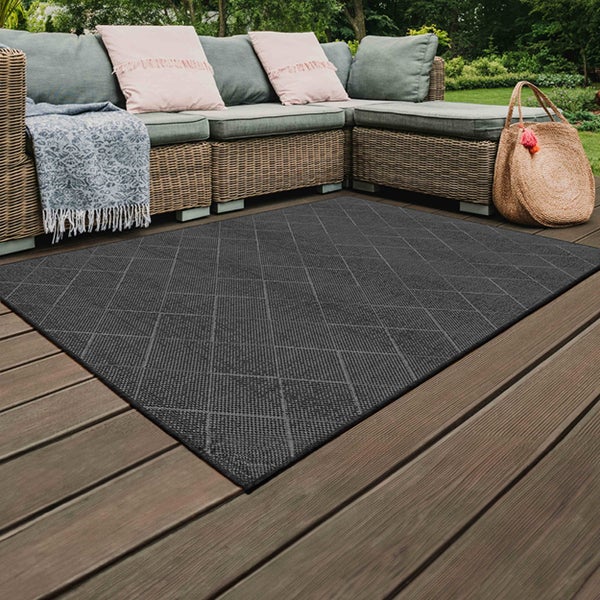 Rechteckiger Teppich mit geometrischem Rautenmuster in Grau.