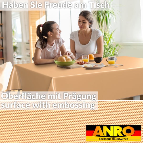 Szene mit einer Mutter und ihrer Tochter an einem Esstisch mit einer Tischdecke mit Prägung.