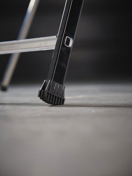 Detailansicht einer Leiter mit schwarzem Fuß