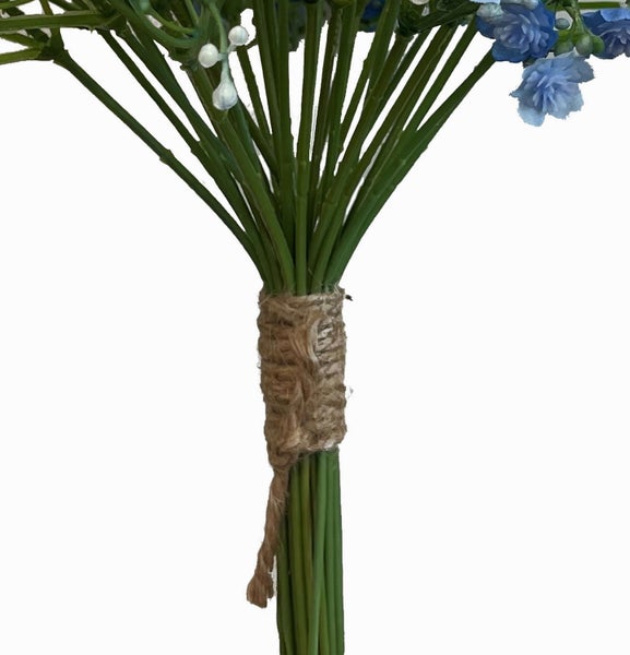 Künstlicher Blumenstrauß mit grünen Stielen, mit Jutekordel gebunden, blaue Blüten.