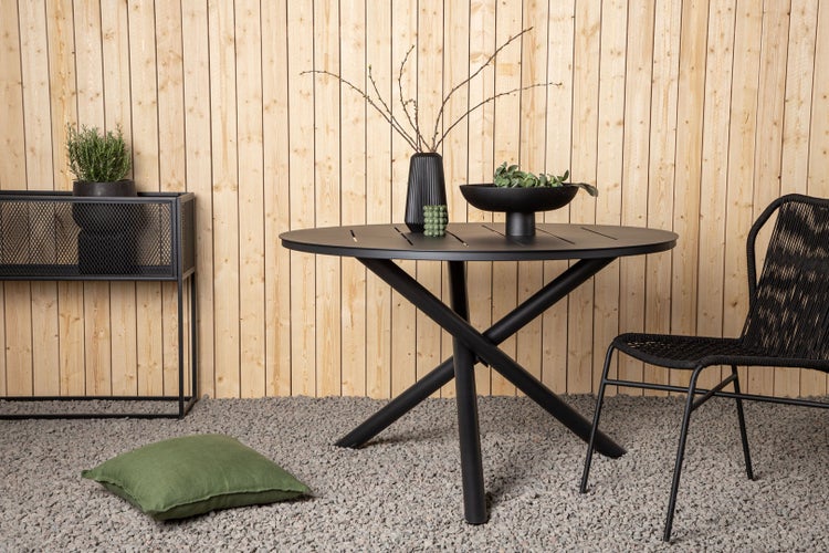 Gartenszene mit runden Tisch und vier Stühlen mit Sitzkissen, Topfpflanzen