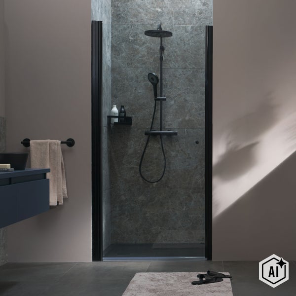Moderne Nischendusche mit schwarzem Profil und Regendusche vor einer gefliesten Wand in einem stilvollen Badezimmer.