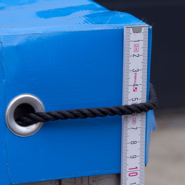 Blaue Plane mit Öse, Kordel und Messskala