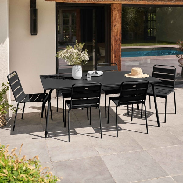Moderne Garten-Sitzgruppe mit schwarzem Metalltisch und sechs Lattenstühlen auf einer sonnigen Steinterrasse am Pool.