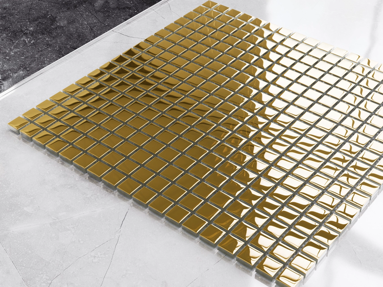 Goldfarbenes, quadratisches Mosaik mit glänzender Oberfläche.
