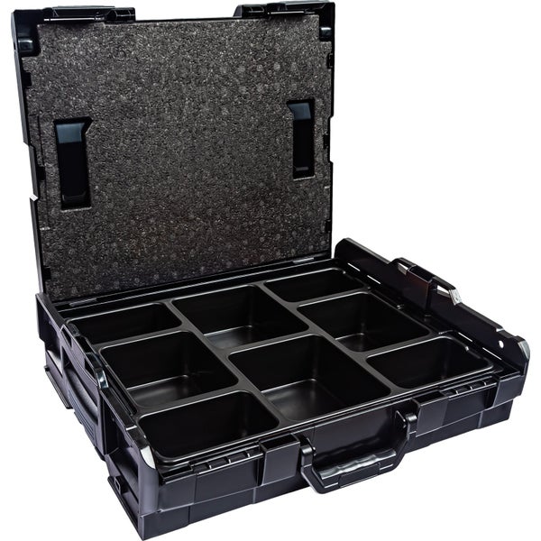 Offener schwarzer Werkzeugkoffer aus Kunststoff mit mehreren Insetboxen und Schaumstoffeinlage im Deckel.