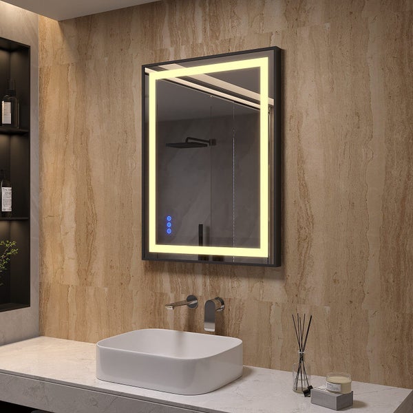 Rechteckiger Badezimmerspiegel mit LED Beleuchtung und schwarzem Rahmen, montiert über einem Waschbecken in einem modernen Badezimmer.
