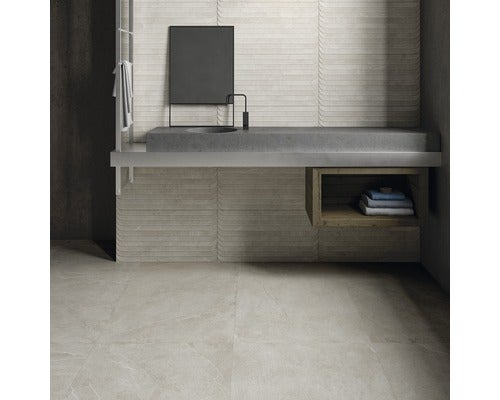 Modernes Badezimmer mit Waschtisch, Spiegel und Fliesen