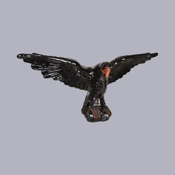Fliegende Rabenfigur aus glasierter Keramik zur Dekoration von Dach oder Garten.