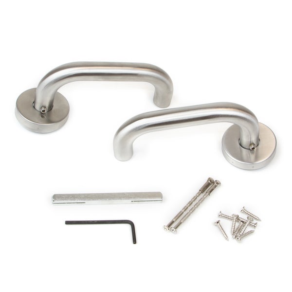 Set aus zwei Edelstahl Türdrückern mit runden Rosetten, Vierkantstift, Inbusschlüssel und Montageschrauben für Innentüren.