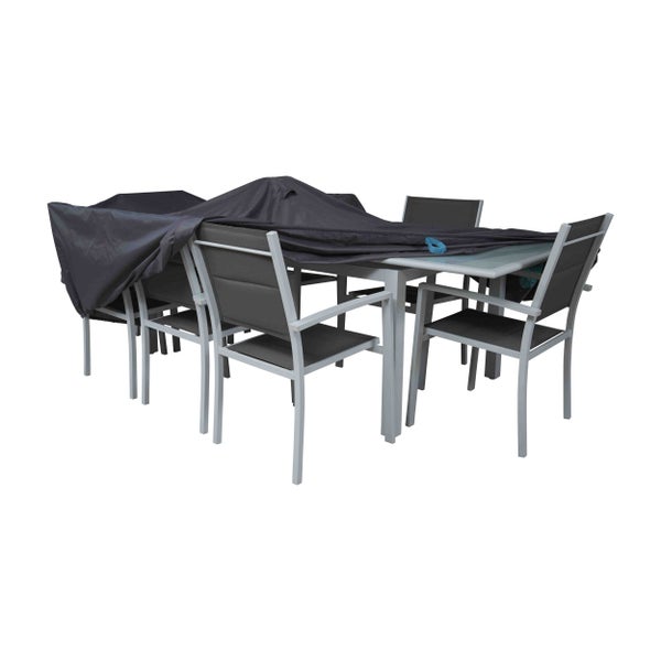 Dunkelgraue Schutzhülle für Gartenmöbel, teilweise über eine Sitzgruppe mit Tisch und Stühlen aus Aluminium und Textilgewebe gezogen.