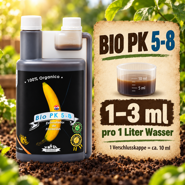 Bio PK 5-8 Bluetenstimulator Fluessigdünger in einer 1 Liter Flasche mit Messbecher zur Dosierung auf Erdboden stehend