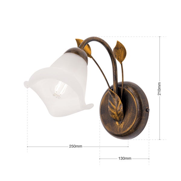 Wandleuchte mit blumenförmigem Glasschirm und metallischen Blattelementen inklusive Maßangaben.