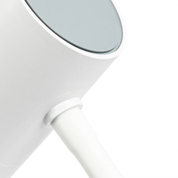 Detailansicht einer WC-Bürste mit Deckel und Stiel aus Kunststoff in Weiß und Grau.