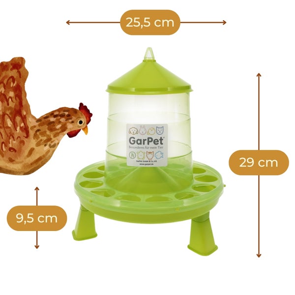 Grüner GarPet Futterautomat für Geflügel mit Standfüßen, GarPet Logo und Maßen: Breite 25,5 Zentimeter, Höhe 29 Zentimeter, Fußhöhe 9,5 Zentimeter.