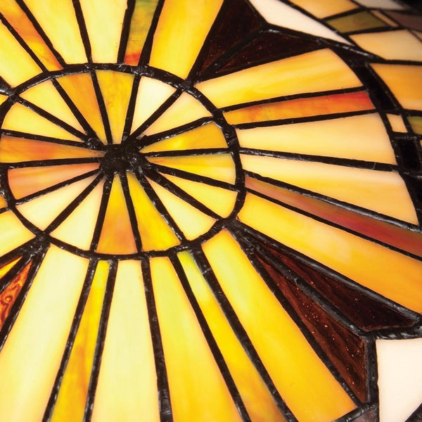 Detailaufnahme einer Tiffany Lampe mit Glasmosaik