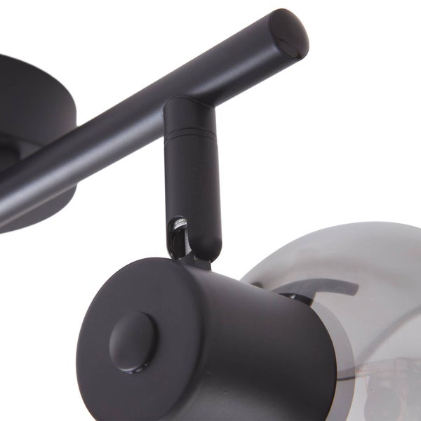 Detailaufnahme einer schwarzen Deckenleuchte mit Glaskugelschirm