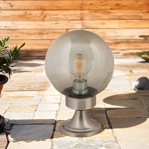 Außenleuchte mit kugelförmigem Glasschirm und Metallsockel