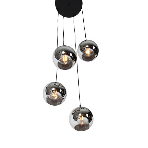 Vierflammige Pendelleuchte mit kugelförmigen Schirmen aus Glas in Chrom-Optik und schwarzen Kabeln.