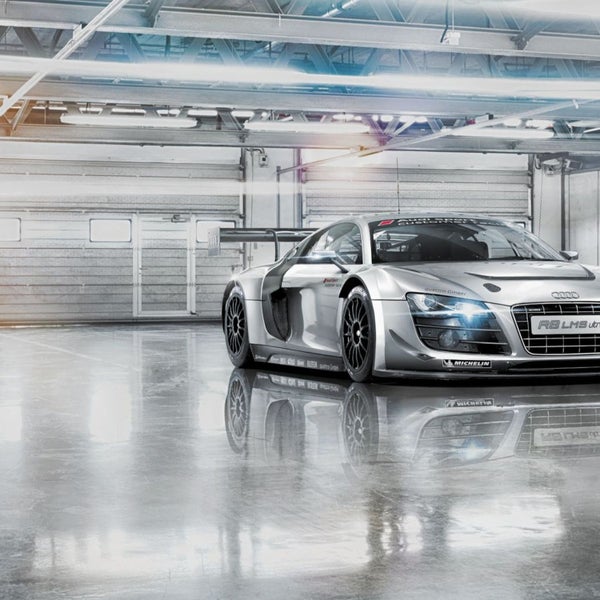 Silberner Audi R8 LMS Ultra Rennwagen in einer Garage