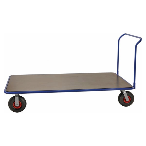 Plattformwagen mit blauem Stahlrahmen, großer Ladefläche, Luftbereifung und Schiebebügel für den Transport schwerer Lasten.