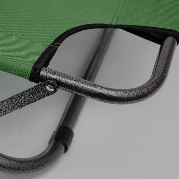 Detailansicht eines Campingstuhls mit Textilbezug und Metallgestell