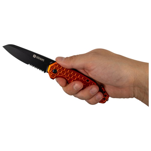 Dönges Rettungsmesser mit schwarzer, teilgezahnter Klinge und orangefarbenem Griff, in einer Hand gehalten zur Darstellung der Größe.