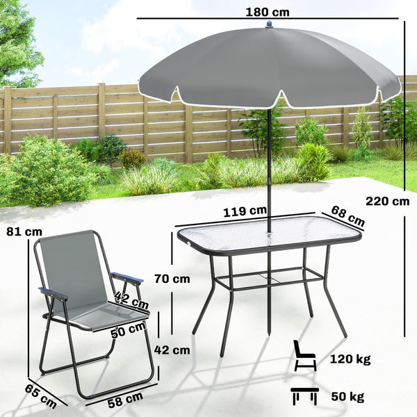 Helles, graues Gartenmöbel-Set bestehend aus Sonnenschirm, Glastisch und Klappstuhl inklusive Maßangaben in Zentimeter und Kilogramm.