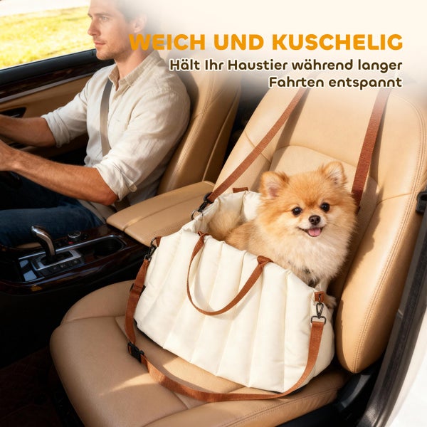 Ein kleiner Hund sitzt in einem gepolsterten Hunde-Autositz auf dem Beifahrersitz eines Autos während der Fahrt.