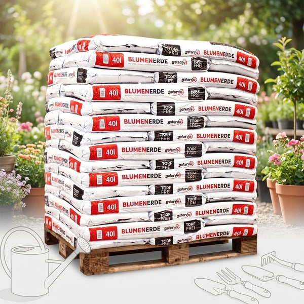 Stapel von 40 Liter Säcken torffreier Blumenerde auf einer Holzpalette in einem hellen, organisierten Garten mit Blumen in Töpfen.