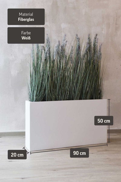 Weißer rechteckiger Pflanzkübel aus Fiberglas mit künstlichem Gras, Maße 90 mal 20 mal 50 Zentimeter.