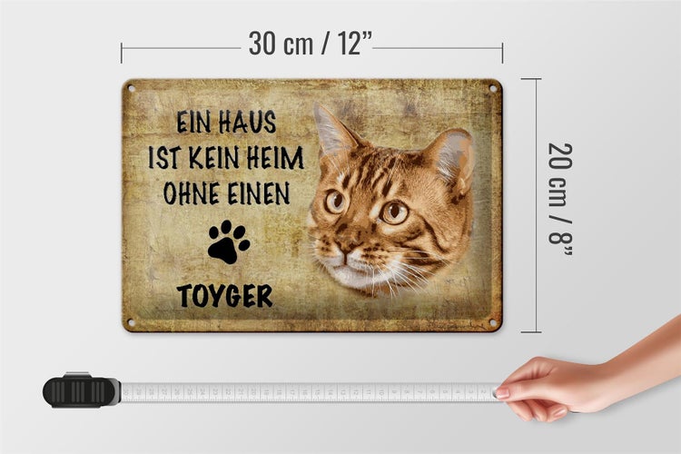 Metallregal mit fünf Regalböden und einer stehenden Person