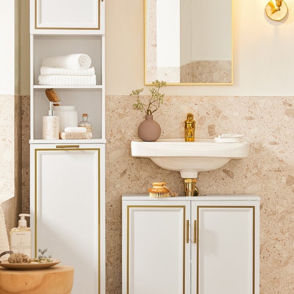 Badezimmer mit Waschbecken, Spiegelschrank und Hochschrank in Weiß und Gold