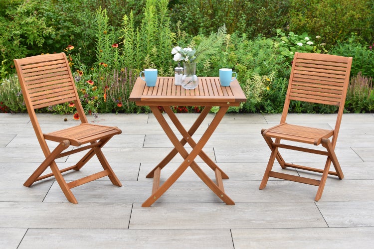 Gartenset mit Klapptisch und zwei Klappstühlen aus Holz im Garten