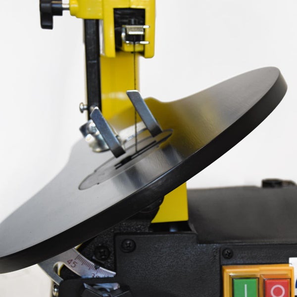 Nahaufnahme einer Dekupiersäge mit schwenkbarem Tisch und Sägeblatt