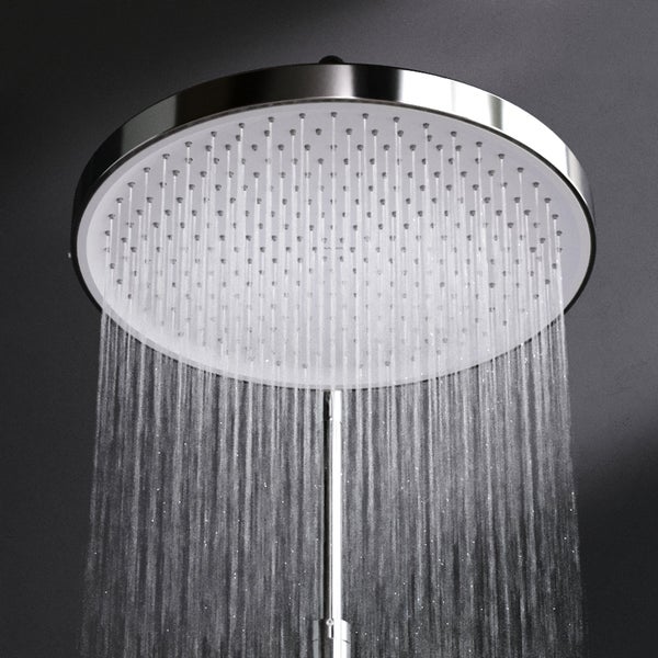 Runde Kopfbrause aus Metall mit laufendem Wasserstrahl