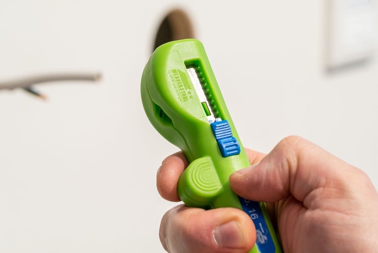 Abisolierwerkzeug mit Messer im Einsatz