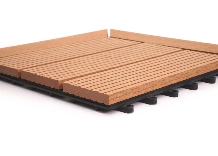 Holz-Klickfliese für Terrasse und Balkon mit geriffelter Oberfläche und Kunststoff-Gitterrücken.