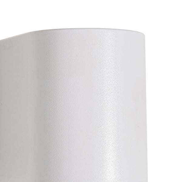 Nahaufnahme einer weißen Wandleuchte mit einer gewölbten, strukturierten Oberfläche.