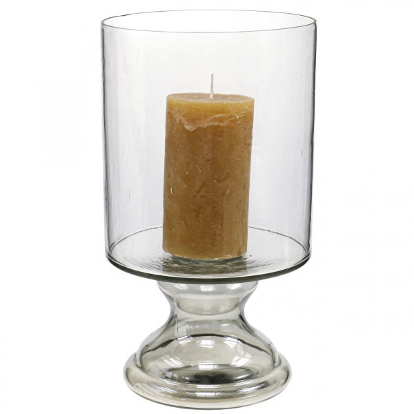Zylindrisches Windlicht aus Glas auf einem Standfuß mit einer braunen Stumpenkerze.