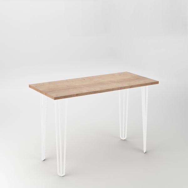 Rechteckiger Tisch mit einer Tischplatte in Holzoptik und vier Metallbeinen im Hairpin Design