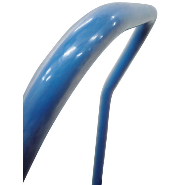 Blauer ergonomisch geformter Metallgriff für eine Schubkarre.