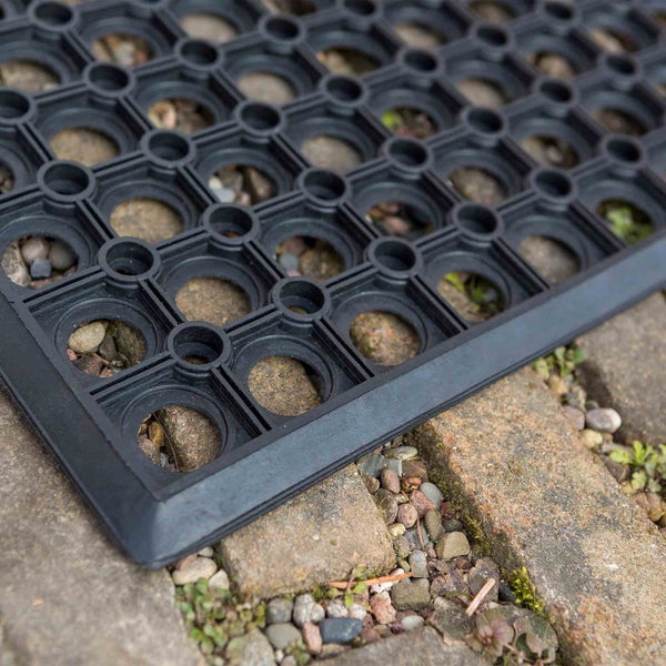 Schmutzfangmatte aus Gummi mit Löchern