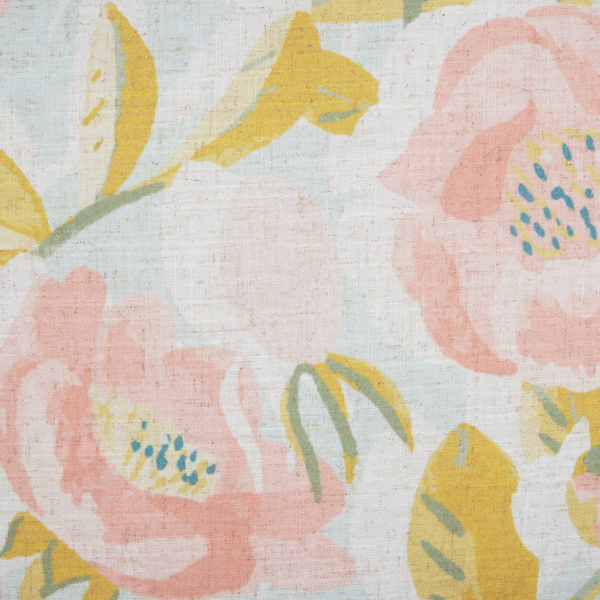 Tapete oder Stoff mit großflächigem Blumenmuster und Blattmotiven auf strukturierter Oberfläche.