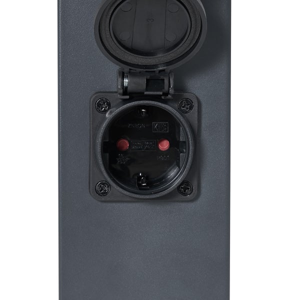 Außensteckdose mit geöffnetem Klappdeckel an einer anthrazitfarbenen Säule.