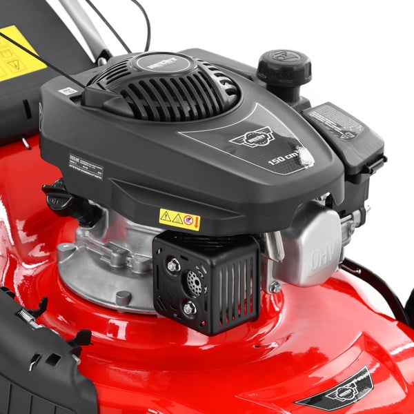 Motor eines Hecht Rasenmähers mit 150 Kubikzentimeter Hubraum, obenliegenden Ventilen und schwarzer Abdeckung auf einem roten Gehäuse.