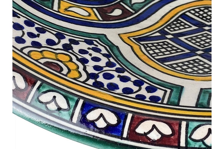 Nahaufnahme eines Keramiktellers mit Mustern