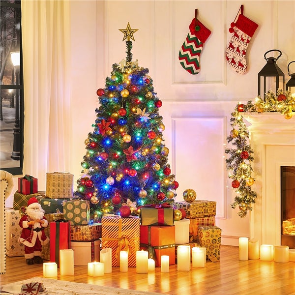 Festlich geschmückter Raum mit Weihnachtsbaum, Geschenken, Kamin und Dekorationen für eine weihnachtliche Atmosphäre.