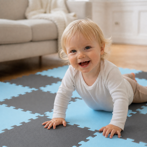 Ein lächelndes Kleinkind krabbelt auf einer weichen Spielmatte aus ineinandergreifenden Schaumstoffteilen im Wohnzimmer.