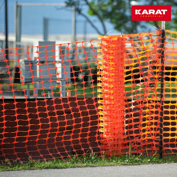 Karat Commercial Logo. Orangefarbenes Absperrnetz aus Kunststoff für Baustellen und zur Sicherung im Außenbereich.
